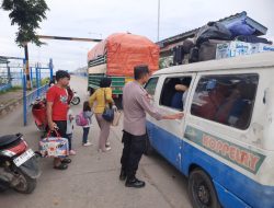 Ramai Penumpang Setelah Liburan, Personel Polsek Pelabuhan Bajoe Berikan Pelayanan dan Lakukan Pengamanan
