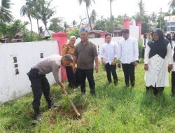 Peringati Hari Bumi, Personel Polsek Kajuara Bersama Warga Menanam Pohon