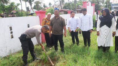 Peringati Hari Bumi, Personel Polsek Kajuara Bersama Warga Menanam Pohon