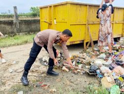 Bhabinkamtibmas Bripka Andi Rusman Bergabung dalam Pembersihan Sampah di Perbatasan Panyula dan Toro