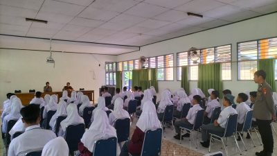 Kapolsek Lamuru Sosialisasikan Penerimaan Terpadu Anggota Polri Tahun 2024 di SMA 17 Bone