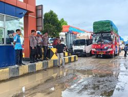 Kendaraan Bus dan Truck Menumpuk, Kapolsek Kawasan Pelabuhan Bajoe Pantau Langsung Situasi Kendaraan Diloket Pembelian Tiket