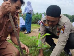 Jaga Kelestarian Alam, Polsek Cenrana Dan SMA Negeri 27 Bone Lakukan Penanam Pohon