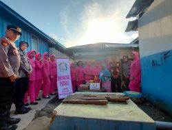 Berbagi Sesama, Wujud Kepedulian Kapolsek dan Bhayangkari Pelabuhan Bajoe kepada Warga yang Kurang Mampu