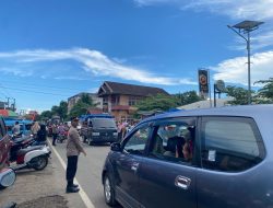 Wakapolsek Awangpone Polres Bone Turun Langsung Pengaturan Arus Lalulintas Didepan Pasar Paccing