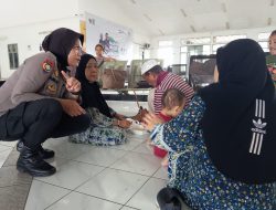 Sambangi Pengguna Jasa di Ruang Tunggu Pelabuha Bajoe, Polisi Beri Edukasi dan Himbauan Kamtibmas 
