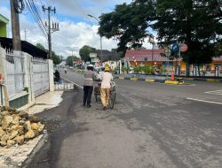 Polantas Care, Personel Satlantas Polres Bone Bantu Dorong Becak Milik Pria Paruh Baya