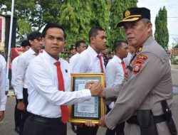 Amankan 180,99 Gram Sabu Kasat  Narkoba Dan 27 Personel Polres Bone  Di Ganjar Penghargaan