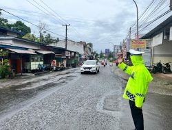 Kuraangi Resiko Kecelakaan, Satlantas Polres Bone Imbau Waspada Berkendara Saat Hujan