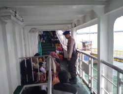Lakukan Sambang Diatas Kapal Ferry, Satpolairud Polres Bone Sampaikan Himbauan kepada Penumpang Ferry