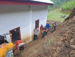 Pasca Longsor, Kapolsek dan Personel Polsek Tellu Limpoe Laksanakan Gotong Royong