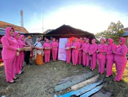 Wujud Kepedulian, Kapolsek dan Bhayangkari Bakti Sosial kepada Korban Kebakaran di Bajoe