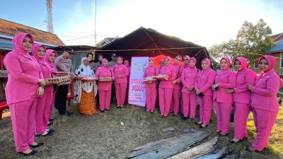 Wujud Kepedulian, Kapolsek dan Bhayangkari Bakti Sosial kepada Korban Kebakaran di Bajoe