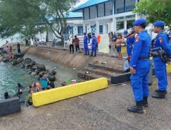 Demi Keselamatan Bersama, Satpolairud Polres Bone Berikan Himbauan Kamtibmas dan Bagi-Bagi Pelampung ke Masyarakat