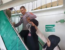 Penumpang Sakit , Personel Polsek Pelabuhan Bajoe Berikan Bantuan Untuk Naik ke Kapal Ferry  