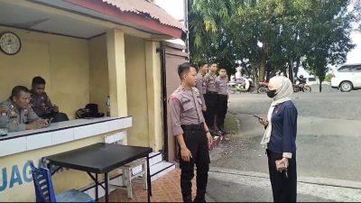 Anggota Jaga Mako Sat Samapta Respon dan Arahkan Masyarakat yang Berkunjung ke Mapolres Bone