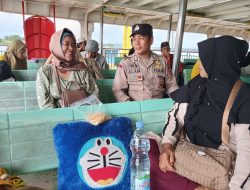 Sapa Penumpang Kapal Rajadilaut, Personel  Polsek Pelabuhan Bajoe Berikan Edukasi