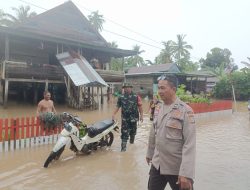 Personel Polsek Cenrana dan Koramil Lakukan Patroli dan Monitoring Wilayahnya yang Terkena Banjir