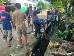 TNI-Polri Bersama Warga Gotong Royong Bersihkan Saluran Air