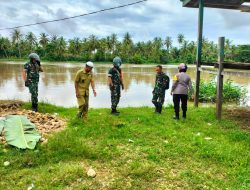 Waspada Banjir, Tiga Pilar Kamtibmas Mengecek Debit Air Sungai Desa Lea