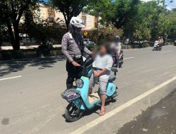 Satlantas Polres Bone Kembali Tegur Anak-Anak Gunakan Sepeda Listrik di Jalan Raya
