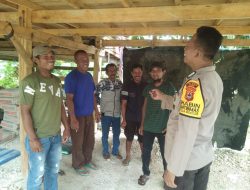 Sambangi Warga Binaannya, Bhabinkamtibmas Polsek Dua Boccoe Mengajak Warga Jaga Kampungnya Sendiri
