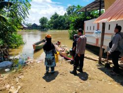 Bhabinkamtibmas Menghimbau Masyarakat untuk Tetap Waspada di Pinggiran Sungai Wallannae