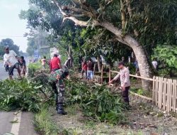 Wujud Kekompakan. Bhabinkamtibmas, Babinsa dan Masyarakat di Desa Kawerang Lakukan Kerja Bakti