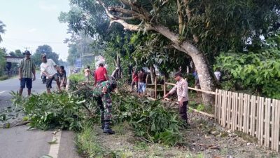 Wujud Kekompakan. Bhabinkamtibmas, Babinsa dan Masyarakat di Desa Kawerang Lakukan Kerja Bakti