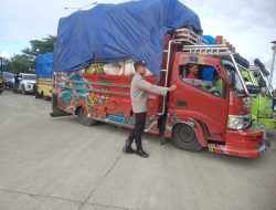 Temui Sopir Truck, Polisi di Pelabuhan Bajoe Pastikan Situasi Kondusif Sebelum Keberangkatan Kapal