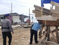 Personil Satpolairud Polres Bone Pantau Kamtibmas Wilayah Pesisir, Ini Himbauan Disampaikan kepada Pembuat Kapal