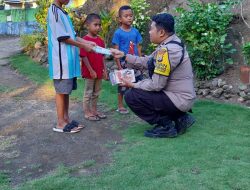 Polisi Sahabat Anak, Bhabinkamtibmas Polsek Ponre Bagikan Buku kepada Anak-Anak di Desa Binaannya