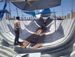 Sambang Ditempat Pembuatan Kapal, Personel Satpolairud Polres Bone Sampaikan Pesan Ini kepada Pekerja Kapal