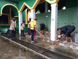 Personel Polsek Patimpeng Gelar Kerja Bakti Bersihkan Mesjid