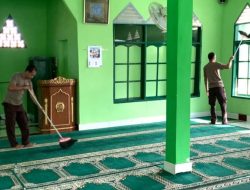 Peduli Tempat Ibadah, Kapolsek Libureng Pimpin Anggotanya Bersihkan Masjid