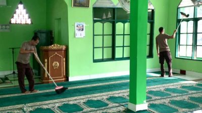 Peduli Tempat Ibadah, Kapolsek Libureng Pimpin Anggotanya Bersihkan Masjid