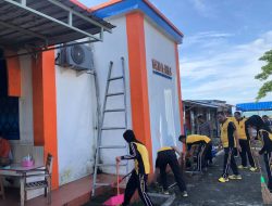 Dalam Rangka Hari Bhayangkara, Polsek Pelabuhan Bajoe Bakti Sosial Bersihkan Masjid