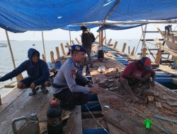 Sambang di Tempat Pembuatan Kapal Nelayan, Satpolairud Polres Bone Sampaikan Ini