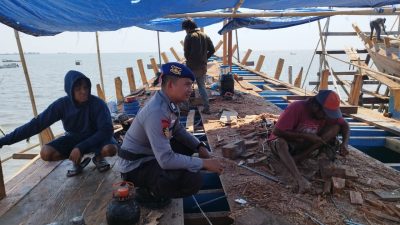 Sambang di Tempat Pembuatan Kapal Nelayan, Satpolairud Polres Bone Sampaikan Ini