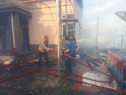 Terjadi Kebakaran, Personel Polsek Cenrana bersama Damkar Gerak Cepat Datangi TKP