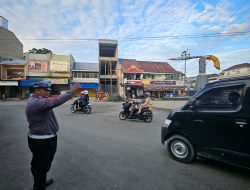 Rutinitas Personel Satlantas Polres Bone, Atur Kelancaran Lalin di Sore Hari