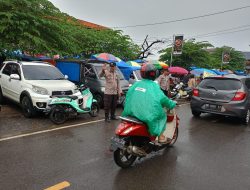 Polsek Awangpone Polres Bone Antisipasi Jalan Licin di Pasar Paccing Paska Hujan Turun