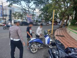 Tegur Pengendara Tak Pakai Helm, Polantas Bone Ingatkan Keselamatan Di Jalan Raya