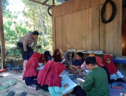 Libur Produktif Bagi Anak Sekolah, Bhabinkamtibmas Polsek Ponre Kunjungi Warung Literasi yang Dibentuk