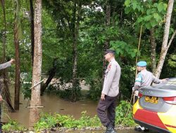 Wakapolsek Barebbo Bersama Kanit Propam dan Kanit Binmas Pantau Air Sungai Meluap di Desa Parippung