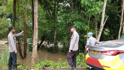 Wakapolsek Barebbo Bersama Kanit Propam dan Kanit Binmas Pantau Air Sungai Meluap di Desa Parippung