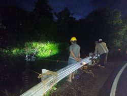 Polsek Bengo dan Karyawan Evakuasi Tiang Lampu Jalan di Zumpallabbu yang Tumbang