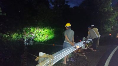 Polsek Bengo dan Karyawan Evakuasi Tiang Lampu Jalan di Zumpallabbu yang Tumbang