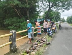 Aiptu Andi Marawali Berikan Imbauan kepada Warga yang Bermukim di Pinggir Sungai Telle Agar Tetap Waspada