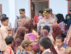 Memasuki Dua Pekan Menjabat Kapolres Bone , Kunjungi Desa Tapong Beri Bantuan Ke Anak SD Sekaligus Tanam Pohon Rambut